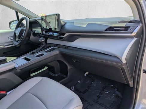 Certified 2026 Toyota Sienna XLE FWD image 23