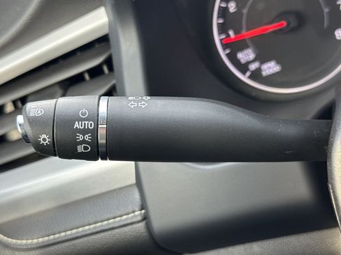 Used 2023 GMC Acadia SLE image 14