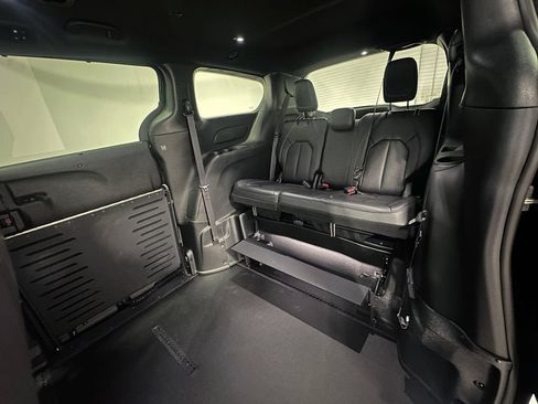 Used 2025 Chrysler Pacifica Select FWD image 13