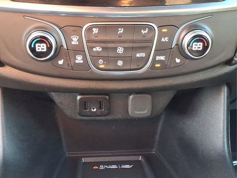 Used 2023 Chevrolet Traverse LT FWD image 19