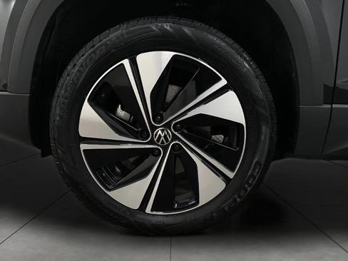 Used 2025 Volkswagen Taos SE image 12