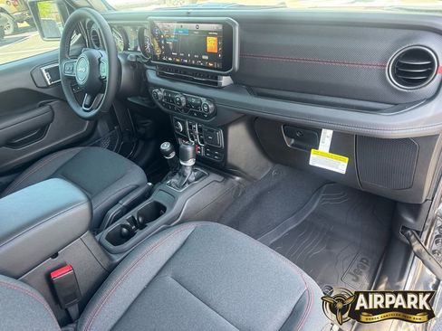 New 2025 Jeep Gladiator Rubicon w/ Convenience Group AWD/4WD image 10