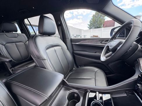 Used 2025 Jeep Grand Cherokee L Limited w/ Black Appearance Package image 20