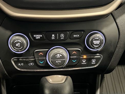 Used 2017 Jeep Cherokee Limited w/ Luxury Group AWD/4WD image 12