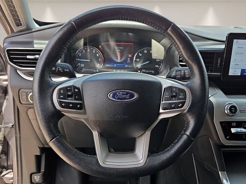 Used 2021 Ford Explorer XLT w/ Equipment Group 202A AWD/4WD image 13
