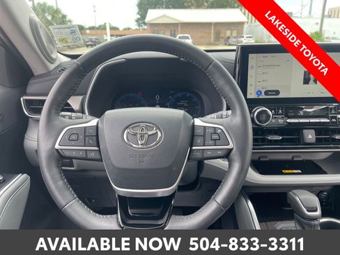 Used 2023 Toyota Highlander Limited FWD image 24