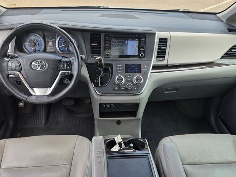 Used 2018 Toyota Sienna XLE w/ XLE Navigation Package FWD image 9
