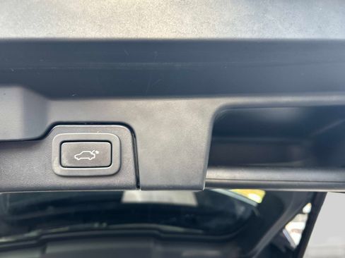 Used 2019 Land Rover Range Rover Evoque Landmark Edition image 12