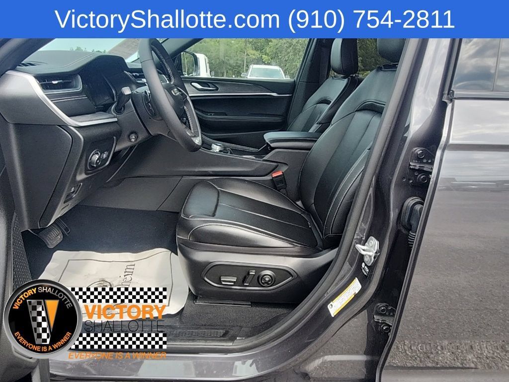 Used 2025 Jeep Grand Cherokee Limited w/ Luxury Tech Group II AWD/4WD image 18