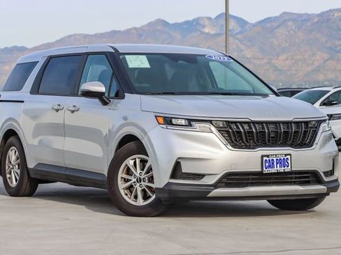 Used 2022 Kia Carnival LX image 2