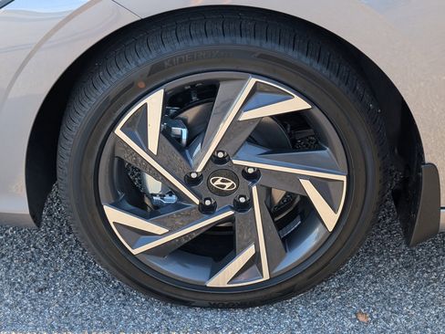New 2025 Hyundai Elantra Limited FWD image 13