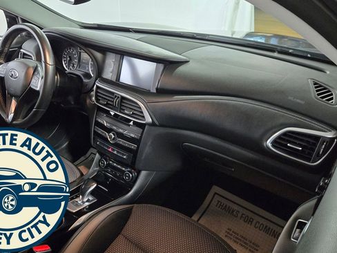 Used 2018 INFINITI QX30 AWD image 33