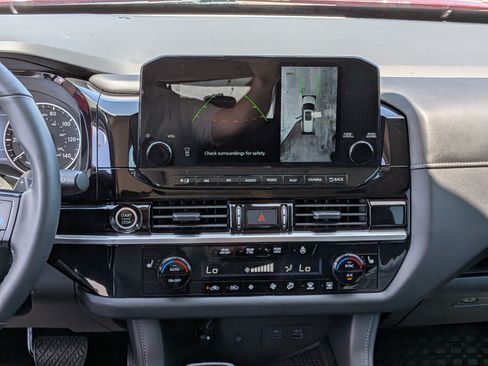 Used 2024 Nissan Pathfinder SL FWD image 17