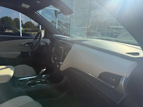 Used 2022 Chevrolet Traverse LT FWD image 14