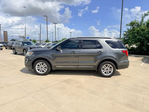 Used 2016 Ford Explorer XLT w/ Equipment Group 202A FWD image 11