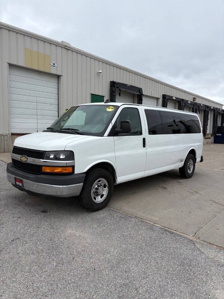 Used 2016 Chevrolet Express 3500 LT RWD image 3