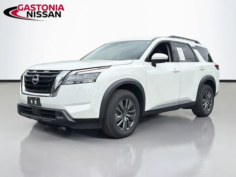 Used 2023 Nissan Pathfinder SV AWD/4WD image 2