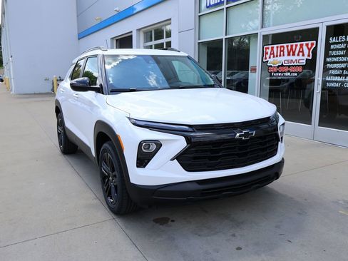 New 2026 Chevrolet TrailBlazer LT w/ Midnight Edition AWD/4WD image 2