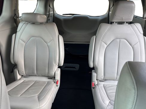 Used 2018 Chrysler Pacifica Touring-L Plus w/ Advanced Safetytec Group image 18