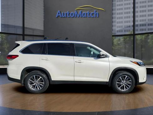 Used 2019 Toyota Highlander XLE AWD/4WD image 11