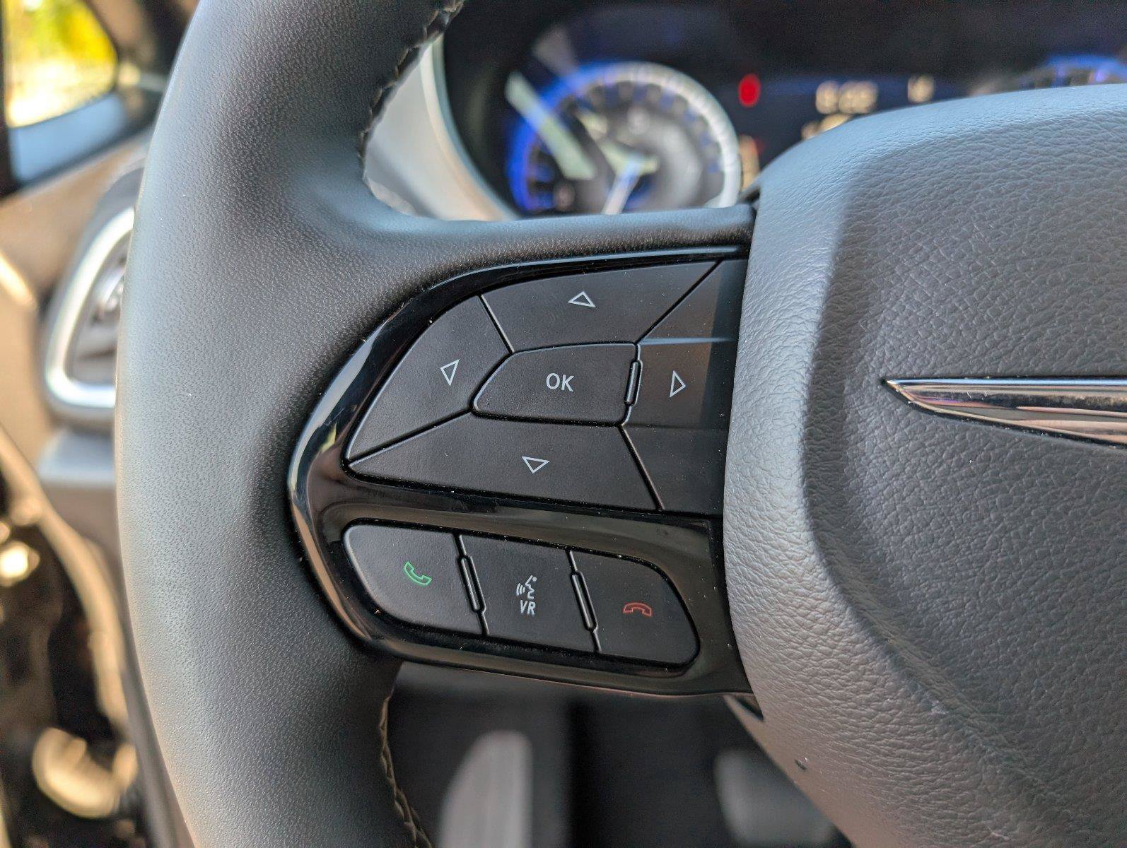 Used 2025 Chrysler Pacifica Limited FWD image 28