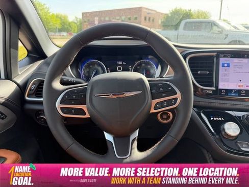Used 2025 Chrysler Pacifica Pinnacle w/ Trailer Tow Group AWD/4WD image 15