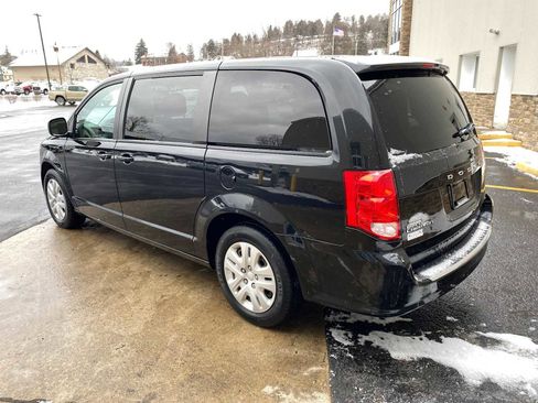 Used 2018 Dodge Grand Caravan SE image 3