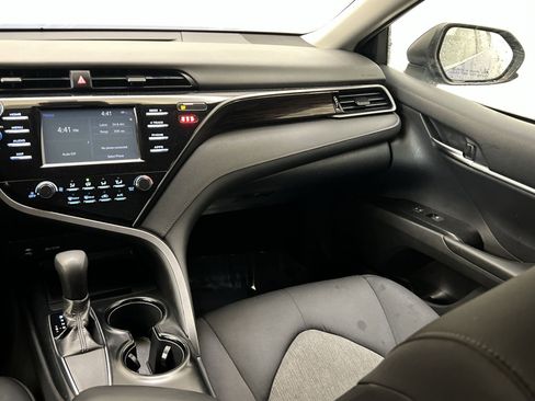Used 2019 Toyota Camry LE FWD image 31