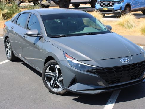 Used 2023 Hyundai Elantra SEL w/ Convenience Package FWD image 2