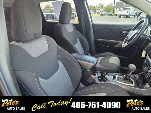 Used 2018 Jeep Cherokee Latitude w/ Safety Group image 15