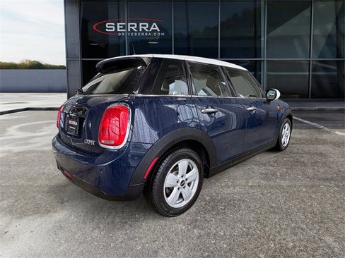 Used 2017 MINI Cooper 4-Door Hardtop image 4
