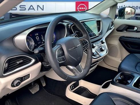Used 2024 Chrysler Pacifica Touring-L image 14