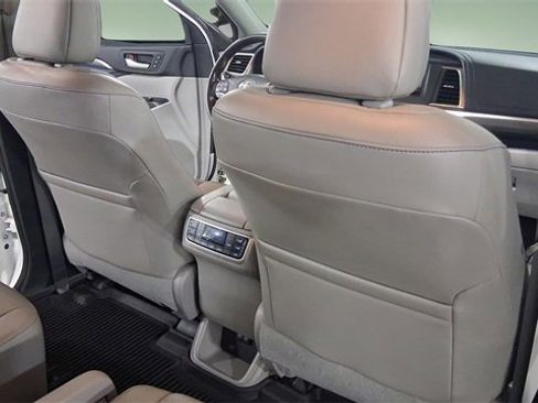 Used 2017 Toyota Highlander Limited image 16
