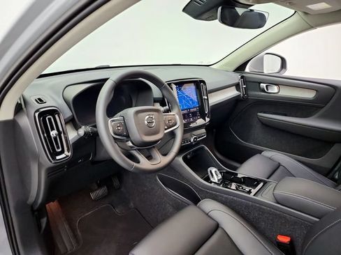 Certified 2025 Volvo XC40 B5 Plus AWD/4WD image 16