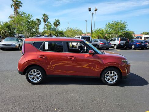Used 2023 Kia Soul LX w/ LX Technology Package FWD image 5