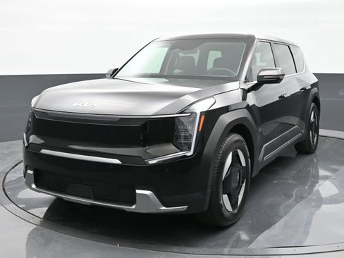 Used 2024 Kia EV9 Light RWD image 4