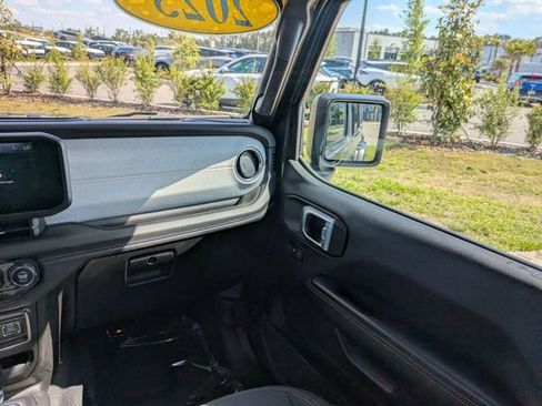 Used 2025 Jeep Wrangler Unlimited Sahara AWD/4WD image 17