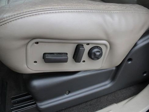 Used 2004 HUMMER H2 w/ Preferred Equipment Group image 3