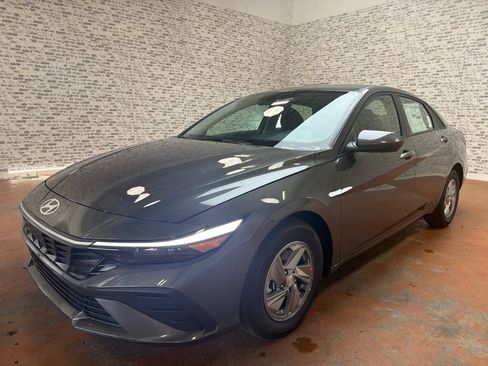 New 2026 Hyundai Elantra SE FWD image 3