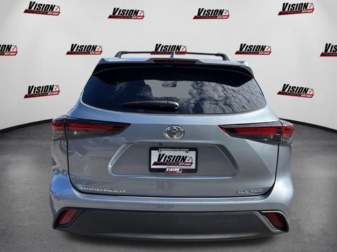 Used 2024 Toyota Highlander XLE AWD/4WD image 3