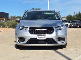 Used 2023 Chrysler Pacifica Touring-L video 2