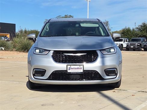 Used 2023 Chrysler Pacifica Touring-L image 2