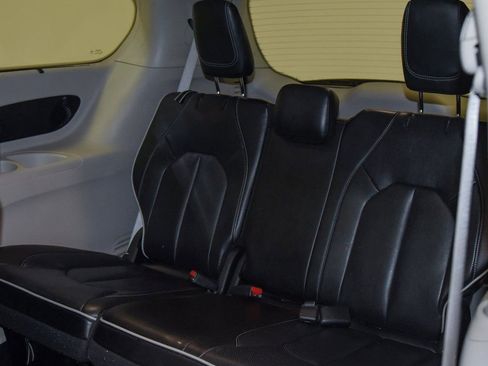 Used 2023 Chrysler Pacifica Limited FWD image 7