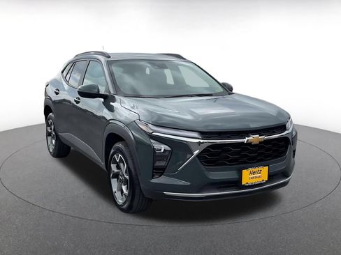 Used 2025 Chevrolet Trax LT FWD image 3