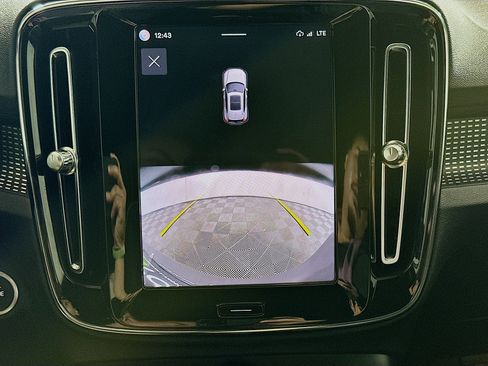 Used 2023 Volvo XC40 B4 Plus FWD image 23