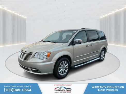 Used 2015 Chrysler Town & Country Limited Platinum FWD image 1