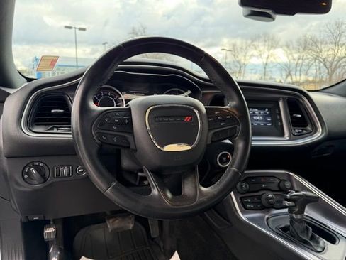 Used 2015 Dodge Challenger SXT image 14