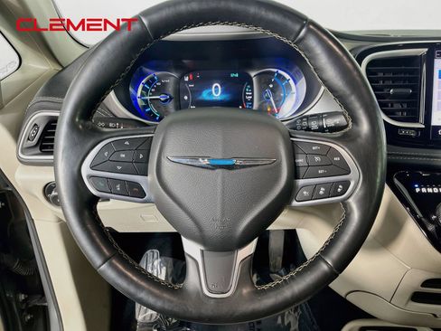 Used 2021 Chrysler Pacifica Touring-L FWD image 13