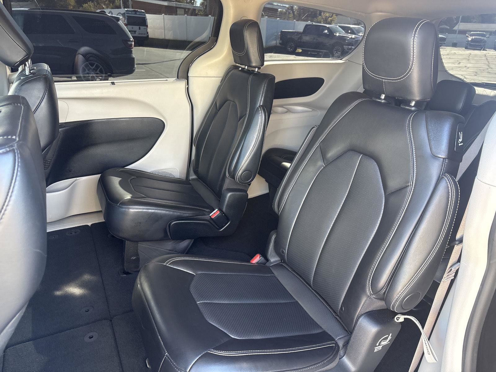 Used 2024 Chrysler Pacifica Touring-L FWD image 10