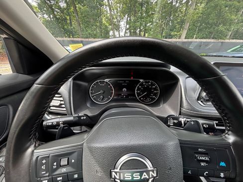 Used 2025 Nissan Rogue SV FWD image 41